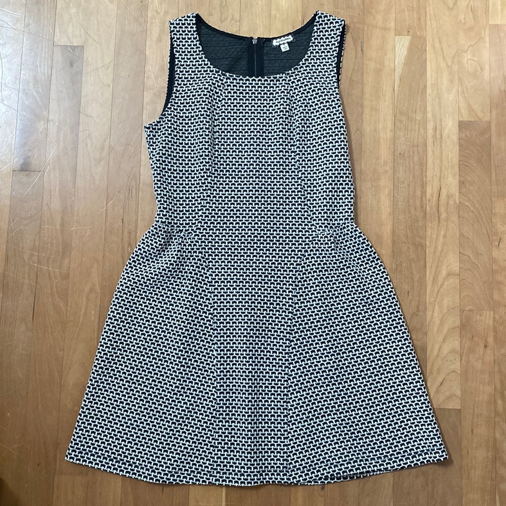 B&W patterned dress.